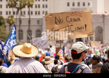 Los Angeles, California, USA - 14 giugno 2025: La gente si riunisce per protestare contro le azioni del presidente Trump durante il movimento nazionale No Kings. Foto Stock