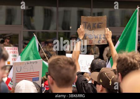 Los Angeles, California, USA - 14 giugno 2025: La gente si riunisce per protestare contro le azioni del presidente Trump durante il movimento nazionale No Kings. Foto Stock