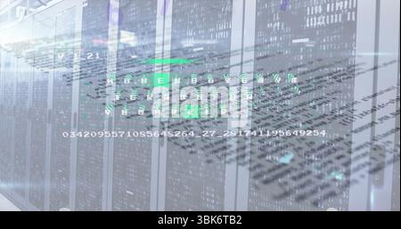 Proiezione di una sovrapposizione di codice traslucido sopra i rack server nel corridoio del data center, con blocco verde Foto Stock