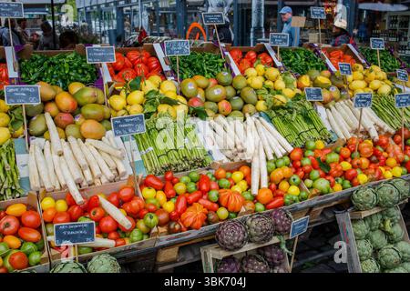 Frutta e verdura ben organizzata e presentata sul mercato alimentare. Mercato alimentare di Torvehallerne a Copenaghen, Danimarca. Mangiare sano con pla fresco Foto Stock