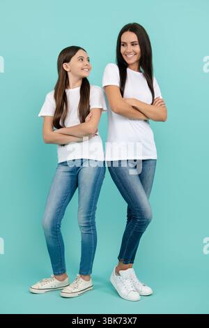 Ritratto della famiglia delle ragazze. Madre e figlia che posano in studio. Felicità con mamma. Ritratto di madre e figlia su sfondo isolato dello studio. FEM Foto Stock