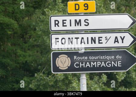 Regione vinicola vicino a Epernay, Champagne, Francia. Sigle stradali e luoghi di destinazioni, segnare percorso turistico in Champagne, triip stradale Foto Stock