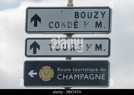 Regione vinicola vicino a Epernay, Champagne, Francia. Sigle stradali e luoghi di destinazioni, segnare percorso turistico in Champagne, triip stradale Foto Stock