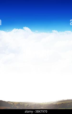 Il paesaggio rurale con un design piatto si sviluppa su campi verdi di patchwork sotto un cielo blu vibrante Foto Stock