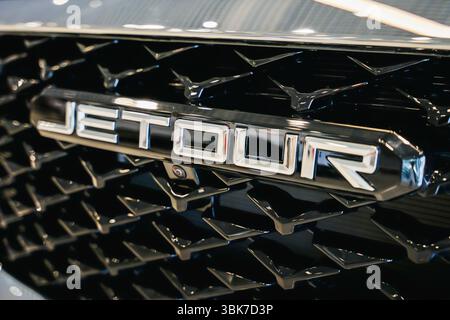 Almaty, Kazakistan - 11 giugno 2025: Logo Jetour sulla griglia anteriore. Casa automobilistica cinese Foto Stock