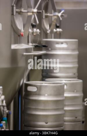 Macchinari e fusti in distilleria Foto Stock