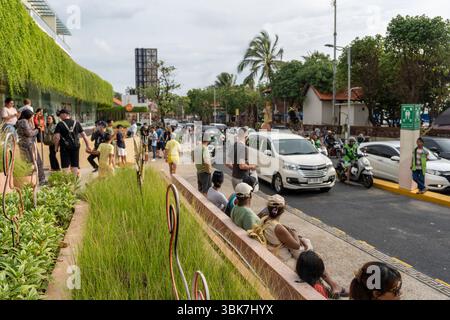 Bali, Indonesia - 25 dicembre 2024: Ci sono molte auto e motociclette davanti al centro commerciale Beachwall Foto Stock