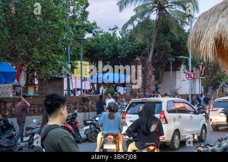 Bali, Indonesia - 25 dicembre 2024: Ci sono molte auto e motociclette davanti al centro commerciale Beachwall Foto Stock
