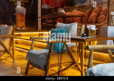 Bali, Indonesia - 25 dicembre 2024: Ristorante con sedie vuote e cuscini Foto Stock