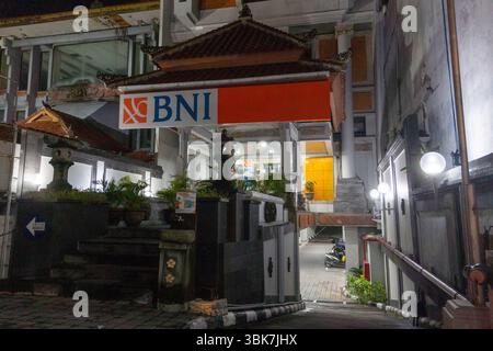 Bali, Indonesia - 25 dicembre 2024: Bank Negara Indonesia a Kuta, Bali. Edificio con un cartello BNI sul davanti. L'edificio e' scuro e il cartello e' orang Foto Stock