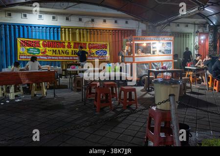 Bali, Indonesia - 25 dicembre 2024: Piccolo chiosco di cibo che vende anatra fritta di notte Foto Stock