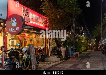 Bali, Indonesia - 25 dicembre 2024: Gelateria Mixue a Bali. Il cartello dice Mixue Foto Stock
