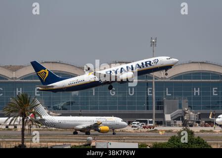 Ryanair Boeing 737-8200 Max 200 aereo di linea EI-HGV decollo dall'aeroporto Alicante Elche, Costa Blanca, Spagna, UE. Arrampicata. Piani Foto Stock