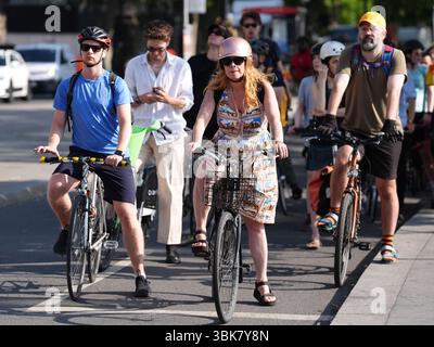 I ciclisti si spostano al mattino lungo il Victoria Embankment vicino al Westminster Bridge nel centro di Londra. Le temperature potrebbero raggiungere i 33C questo fine settimana, mentre parti del Regno Unito si crogiolano in un'ondata di caldo. Data foto: Giovedì 19 giugno 2025. Foto Stock