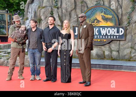Gareth Edwards Regisseur , Jonathan Bailey, Scarlett Johansson und Mahershala Ali bei der Premiere JURASSIC WORLD: DIE WIEDERGEBURT im ZOO Palast a Berlino AM 18.06.2025 *** Gareth Edwards Director , Jonathan Bailey, Scarlett Johansson e Mahershala Ali alla prima di JURASSIC WORLD LA RINASCITA allo ZOO Palast di Berlino il 18 06 2025 Foto Stock