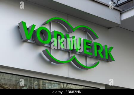 Logo Vorwerk verde e argento sull'esterno di un edificio bianco. Design moderno, branding aziendale, pubblicità sui prodotti. Berlino, Germania. 29 20 marzo Foto Stock
