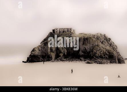 Rovinato Palmerston Fort sulla Saint Catherine's Rock or Island a Tenby, Pembrokeshire, Galles, Regno Unito, costruì circa 1870 tra i timori di un'invasione francese, vista con la bassa marea. Opera d'arte digitale creata dalla cattura di immagini del 2008, modificata per replicare l'esempio sbiadito di un Autochrome, una stampa prodotta dal primo processo di fotografia a colori brevettato dai fratelli Lumière nel 1903. Foto Stock
