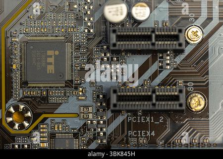 Primo piano della scheda per computer con conduttori. Foto di alta qualità Foto Stock