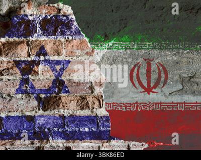 Bandiere di Israele e Iran dipinte su un muro di mattoni incrinato, simboleggiando il conflitto politico e la tensione tra i due paesi. Foto di alta qualità Foto Stock