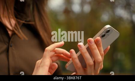 Elegante donna caucasica donna d'affari donna datore di lavoro donna in stile moda occhiali da sole camminare in città andare all'aperto utilizzando Foto Stock
