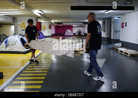 Tel Aviv, Israele. 18 giugno 2025. Le persone sono ritratte in un rifugio antiatomico sotterraneo a Tel Aviv, Israele, 18 giugno 2025. Diversi missili iraniani sono stati lanciati verso Israele centrale mercoledì sera, mentre il conflitto tra i due paesi è entrato nel suo sesto giorno. Crediti: Jamal Awad/Xinhua/Alamy Live News Foto Stock