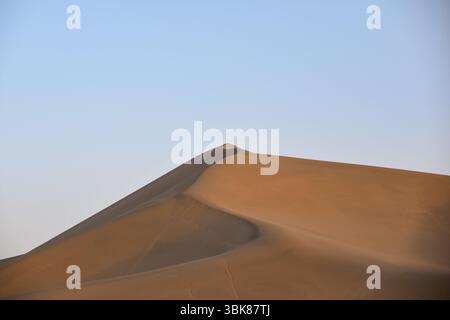 Duna di sabbia Mingsha a Dunhuang nel deserto del Gobi Foto Stock