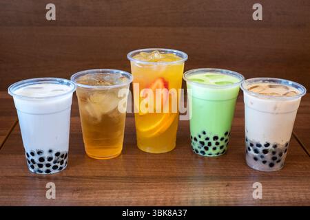 Bevande in stile asiatico: Classico tè bollicine, tè al latte Taro e tè al latte di melone al miele con perle di Tapioca e due succhi di frutta Foto Stock