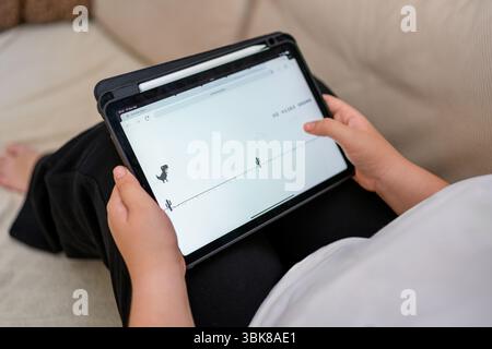 Antalya, Turchia - 17 giugno 2025: Ragazza che gioca a Chrome Dino gioco di corsa Foto Stock