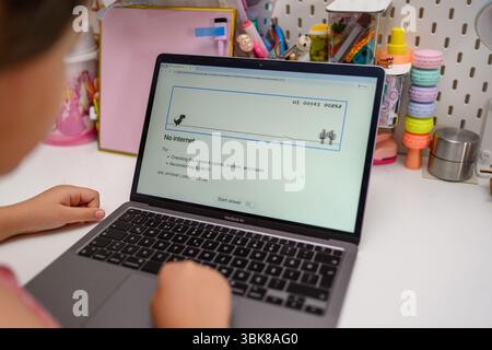 Antalya, Turchia - 17 giugno 2025: Ragazza che gioca a Chrome Dino gioco di corsa Foto Stock