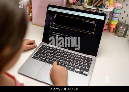 Antalya, Turchia - 17 giugno 2025: Ragazza che gioca a Chrome Dino gioco di corsa Foto Stock
