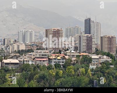 TEHERAN, IRAN - 11 GIUGNO 2025: Una visione generale della capitale dell'Iran Teheran dall'alto. Foto Stock