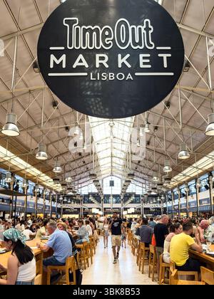 Time Out Market Lisboa situato nel Mercado da Ribeira a Cais do Sodré a Lisbona Foto Stock