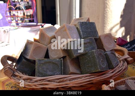 Sapone di Marsiglia con olio d'oliva, una specialità locale in un mercato della Provenza Foto Stock