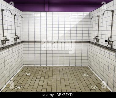 Dettagli delle docce pubbliche in palestra, igiene e pulizia Foto Stock