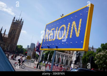 Un ricongiungimento con il segno dell'UE alla regolare protesta anti-Brexit di fronte al parlamento all'incrocio tra Parliament Street e Parliament Square a Westminster, il 18 giugno 2025, a Westminster, Londra, Inghilterra. Foto Stock