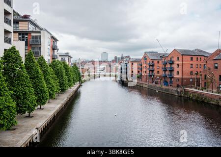 Leeds Inghilterra: 3 giugno 2024: Il panoramico fiume Aire scorre attraverso il centro di leeds Foto Stock