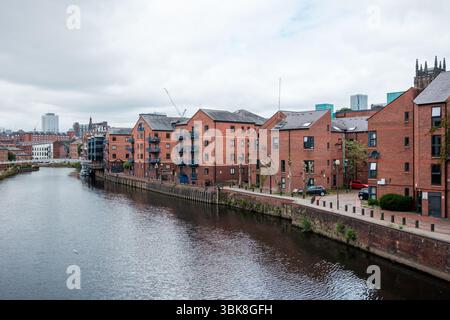 Leeds Inghilterra: 3 giugno 2024: Il panoramico fiume Aire scorre attraverso il centro di leeds Foto Stock