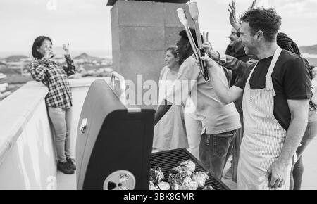 Persone in famiglia che si divertono alla cena barbecue - gruppo di amici che fanno selfie insieme - concetto di cibo, amicizia e stile di vita estivo - Focus sull'uomo c Foto Stock