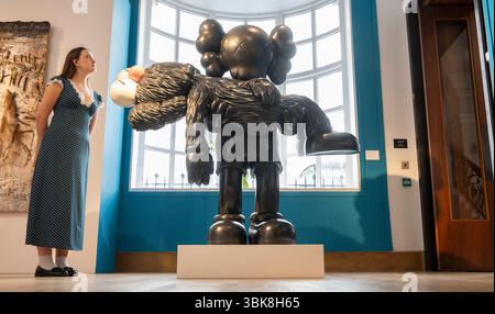 Christie's, Londra, Regno Unito. 19 giugno 2025. L'asta d'arte del dopoguerra fino ad oggi del 20/21 secolo si svolge il 26 giugno. Le opere principali includono: Kaws, Gone, stima: £500.000-700.000. Crediti: Malcolm Park/Alamy Live News Foto Stock
