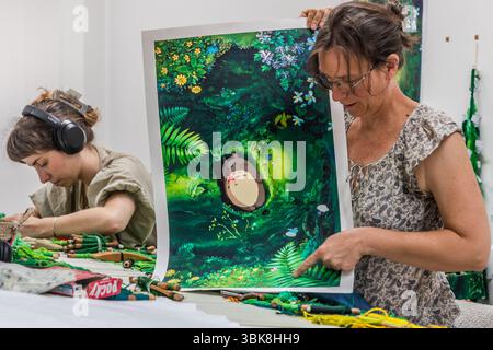 La Cité internationale de la Tapisserie di Aubusson ha un proprio laboratorio creativo. Qui, due tessitori stanno lavorando su un motivo dell'artista giapponese Hayao Miyazaki, "mio vicino Totoro". Il motivo è costituito da 200 tonalità di verde. Rue Williams Dumazet, Aubusson, Nouvelle-Aquitaine, Francia Foto Stock