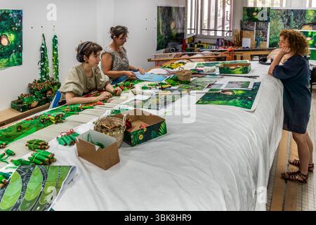 I tessitori della Cité internationale de la tapisserie di Aubusson stanno lavorando su un motivo dell'artista giapponese Hayao Miyazaki, "My Neighbour Totoro". Il motivo è costituito da 200 tonalità di verde. Il tappeto alla fine misurerà 31 metri quadrati. Rue Williams Dumazet, Aubusson, Nouvelle-Aquitaine, Francia Foto Stock