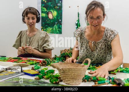 I tessitori Margot e Aurelie si sono allenati alla Cité internationale de la tapisserie di Aubusson. Uno degli obiettivi dell'istituzione è quello di trasmettere la conoscenza secolare dell'arazzo di Aubusson come patrimonio culturale. È concepito come un centro di eccellenza che sostiene in egual misura l'artigianato, l'innovazione artistica e l'istruzione e la formazione. Rue Williams Dumazet, Aubusson, Nouvelle-Aquitaine, Francia Foto Stock