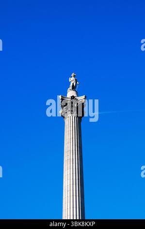 Nelson's Column in Trafalgar Square, Londra, un monumento costruito nel 1843 per commemorare l'ammiraglio Horatio Nelson, il più grande degli eroi navali inglesi. Foto Stock