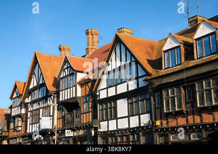 Edifici in legno bianco e nero finti tudor con finestre luminose al piombo, Oxted High Street, Surrey, Inghilterra, Regno Unito. Architettura in stile Tudor Revival Foto Stock