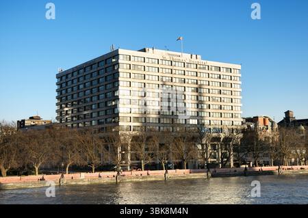 Esterno dell'edificio del St Thomas' Hospital in Albert Embankment sul fiume Tamigi, Londra, Inghilterra, Regno Unito. NHS che insegna ospedali, sanità Foto Stock