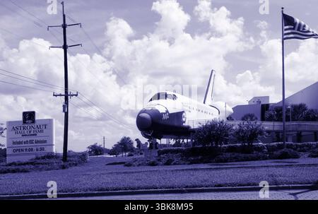 Space Shuttle e insegna presso la United States Astronaut Hall of Fame, il Kennedy Space Center Visitor Complex, Titusville, Florida, USA. Foto Stock