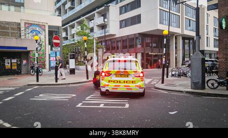 Londra, Regno Unito - 23 luglio 2024: Auto della polizia del Regno Unito su una strada di Londra a Finsbury Park. Foto Stock