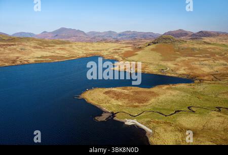 Devoke Water nel Lake District National Park. Ammira N.E. su Eskdale fino alle conchiglie centrali di Great Gable, Scafell, Esk Pike, Bow Fell, Harter Fell Foto Stock