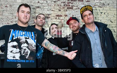 Chad Gilbert, Cyrus Bolooki, Ian Grushka, Jordan Pundik e Steve Klein dei New Found Glory in concerto alla radio 104,5 WRFF's Winter Jam at the Piazza at Schmidts a Philadelphia - 28 gennaio 2012 Foto Stock