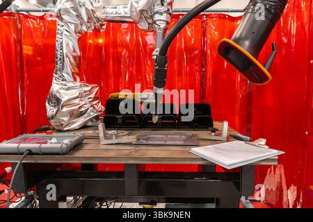 Foto ravvicinata saldatura braccio robot industriale Foto Stock